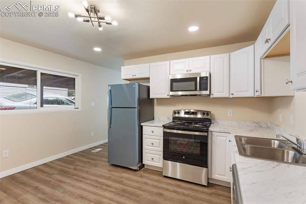 Image 9 of 26: Kitchen