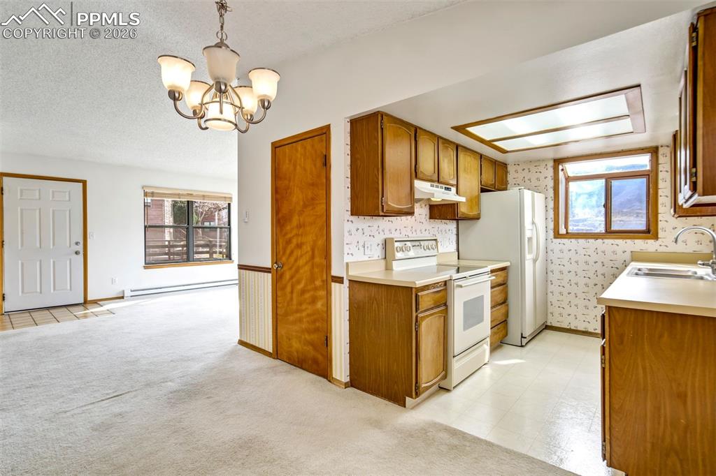 Image 13 of 30: Kitchen