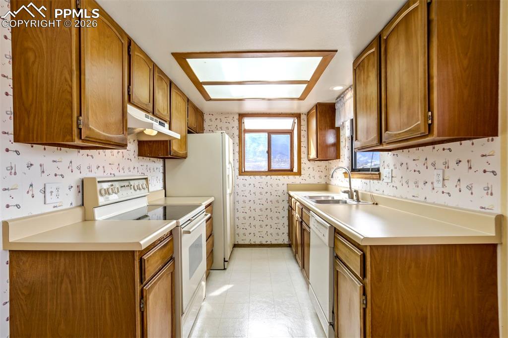 Image 14 of 30: Kitchen