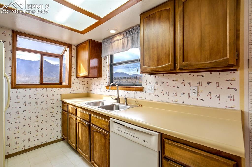 Image 15 of 30: Kitchen