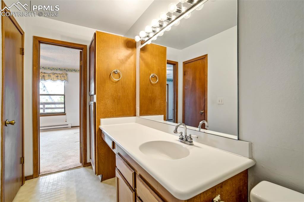 Image 26 of 30: Bathroom