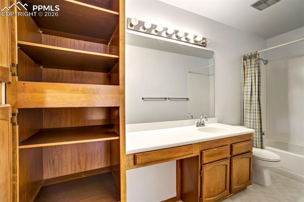 Image 27 of 30: Bathroom