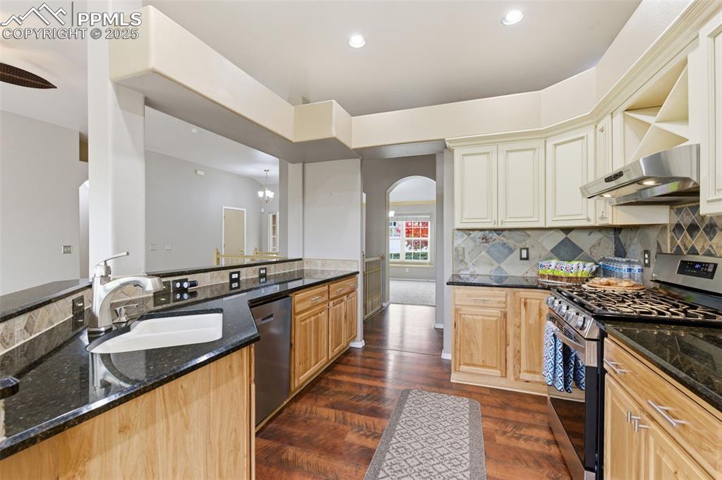 Image 13 of 39: Kitchen