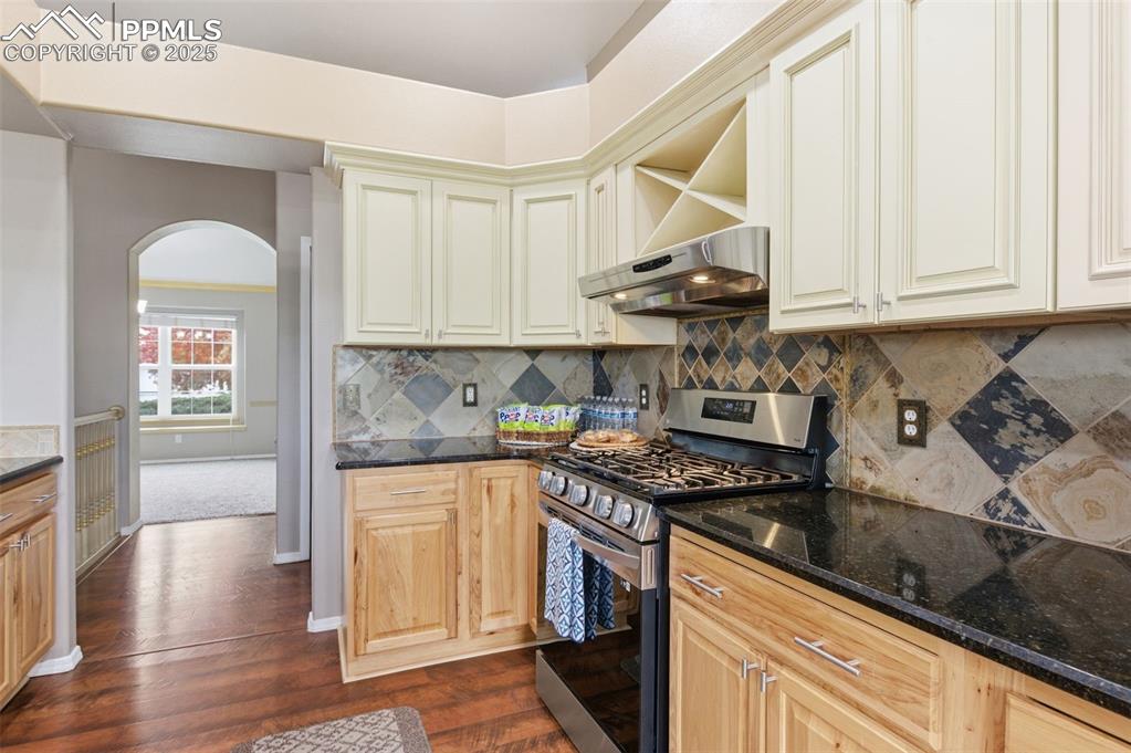 Image 15 of 39: Kitchen