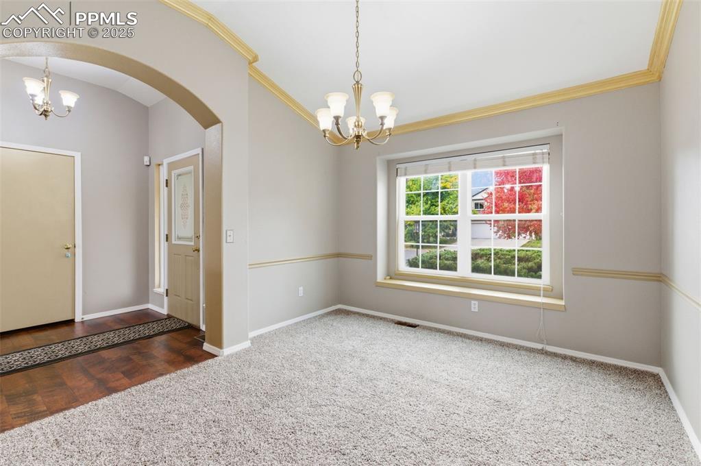 Image 16 of 39: Dining Area