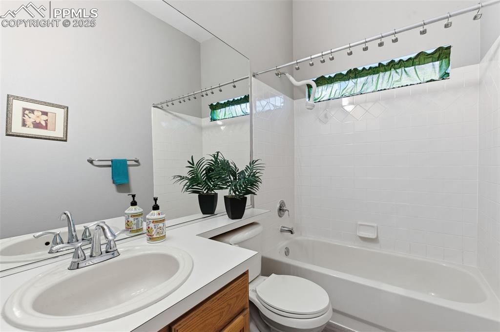 Image 24 of 39: Bathroom