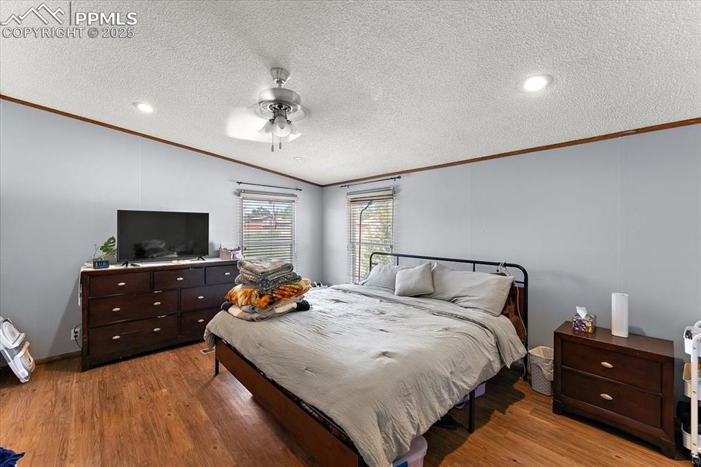 Image 10 of 30: Bedroom