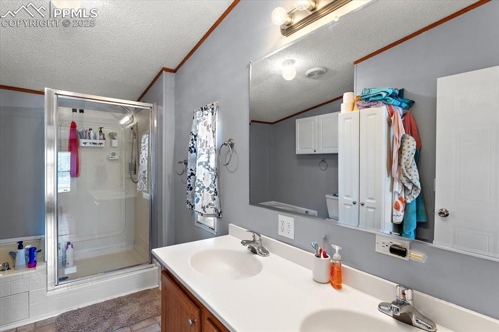 Image 11 of 30: Bathroom