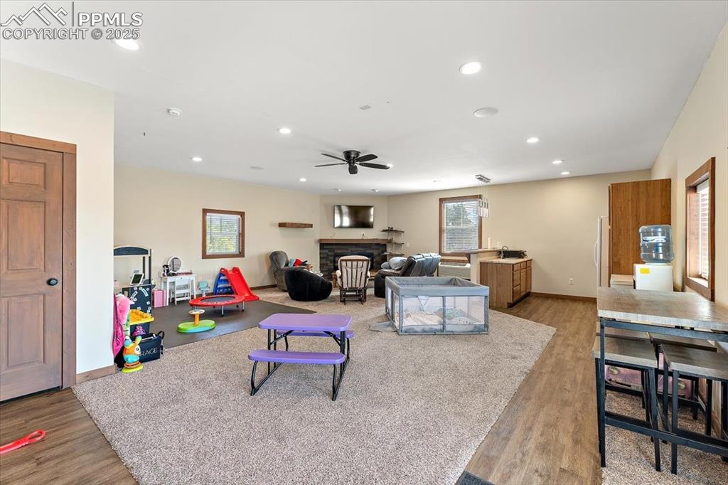 Image 16 of 30: Living Room