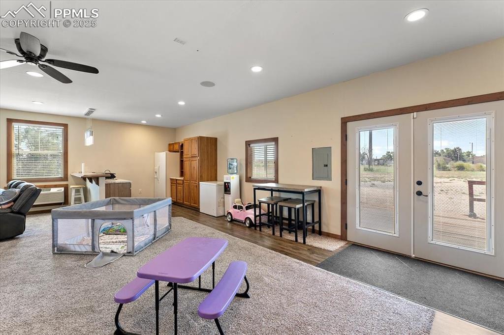 Image 17 of 30: Living Room