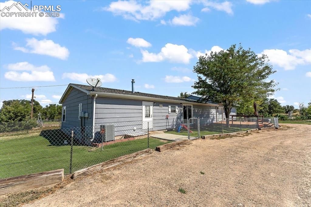 Image 23 of 30: Back of Structure