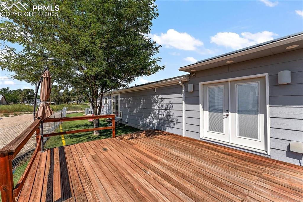 Image 25 of 30: Deck