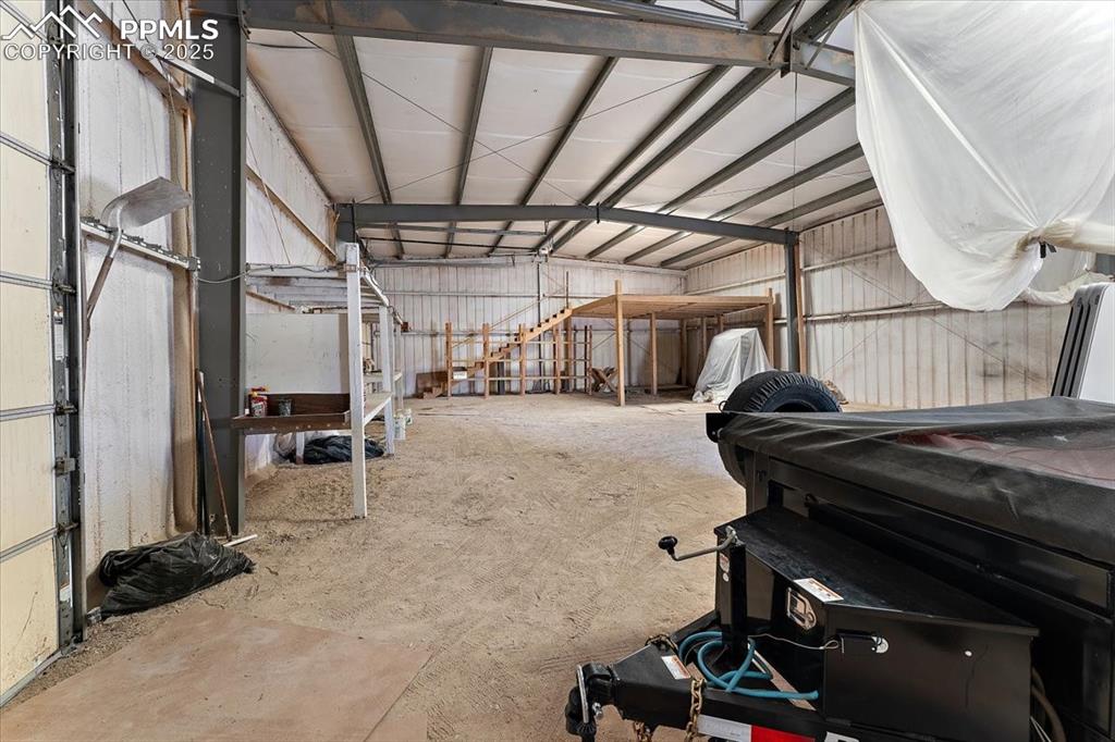 Image 28 of 30: Garage