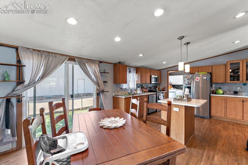 Image 5 of 30: Dining Area