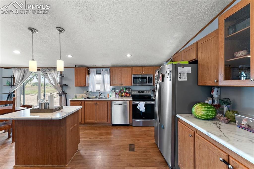 Image 7 of 30: Kitchen