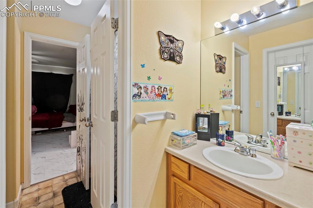 Image 37 of 48: Bathroom