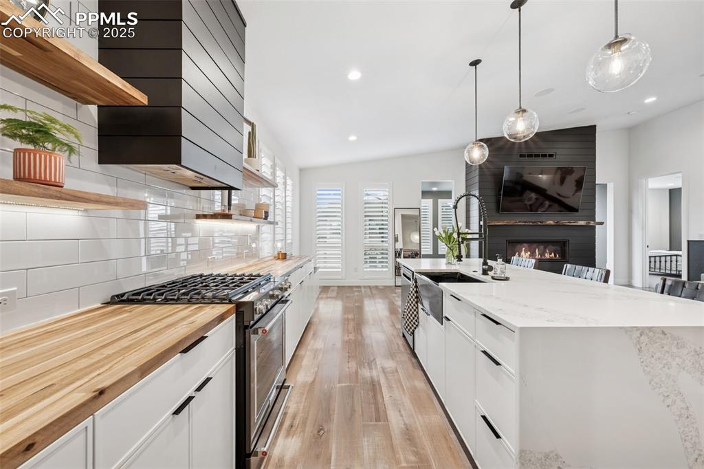 Image 13 of 44: Kitchen