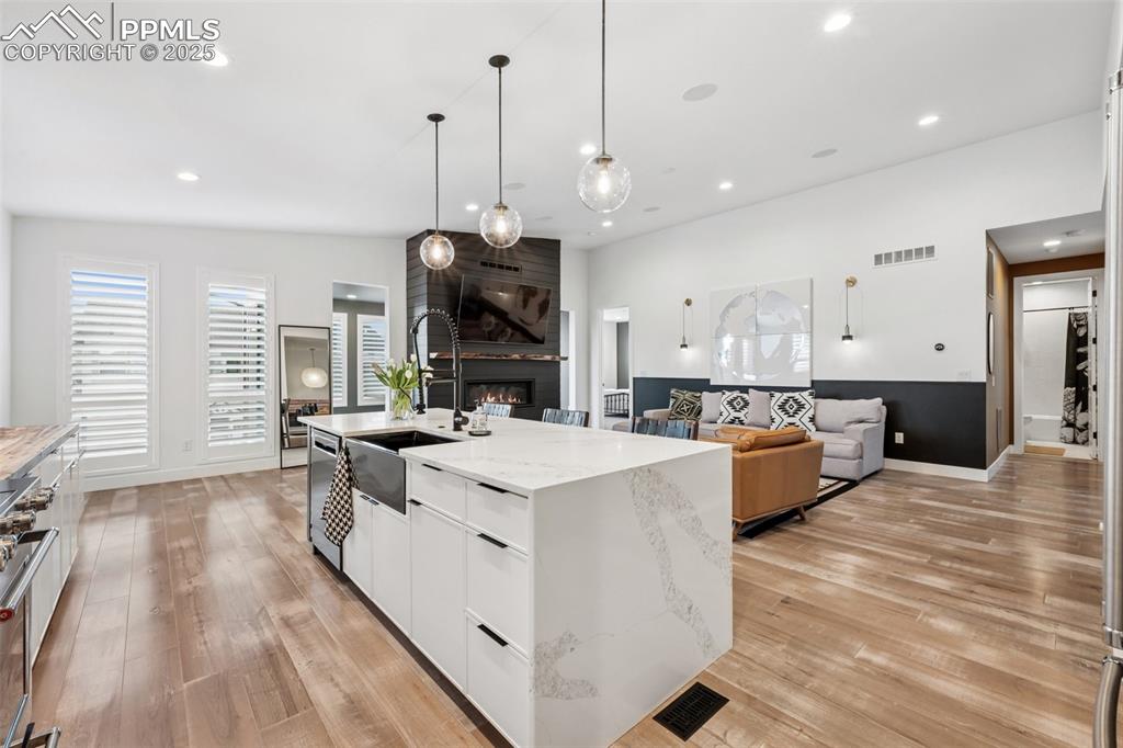 Image 14 of 44: Kitchen