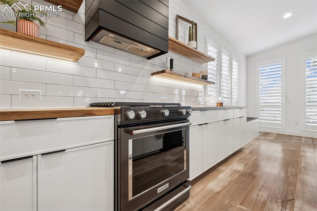 Image 15 of 44: Kitchen