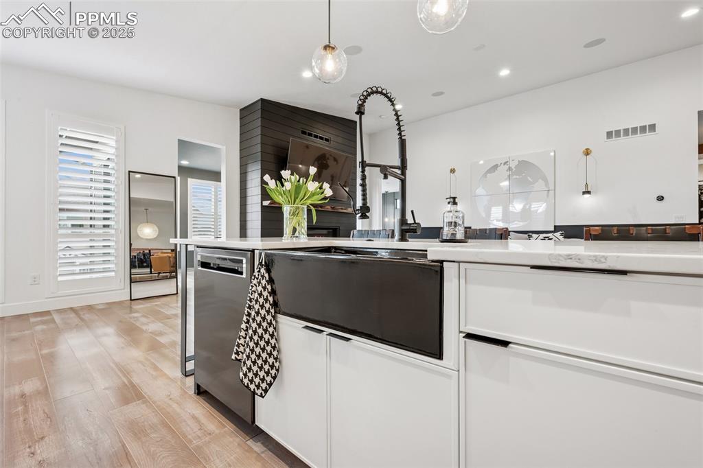 Image 16 of 44: Kitchen