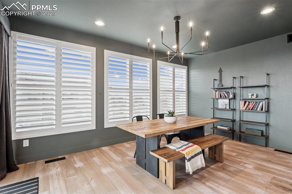 Image 17 of 44: Dining Area