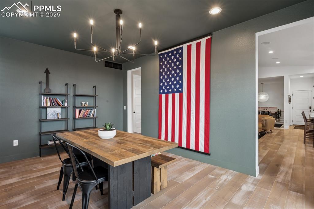 Image 18 of 44: Dining Area