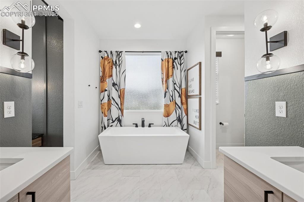 Image 25 of 44: Bathroom