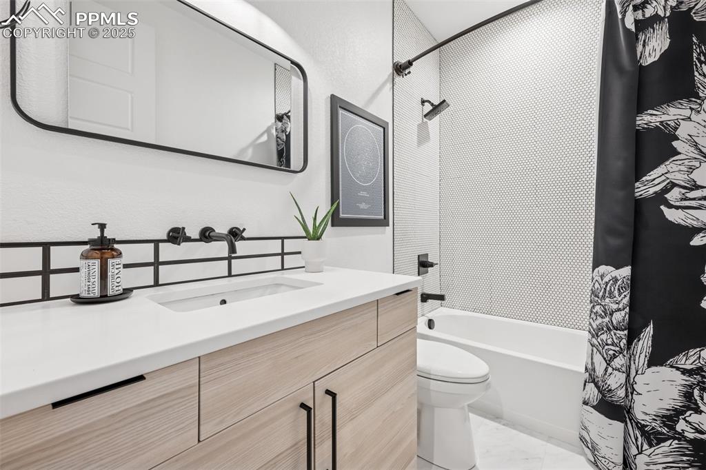 Image 28 of 44: Bathroom