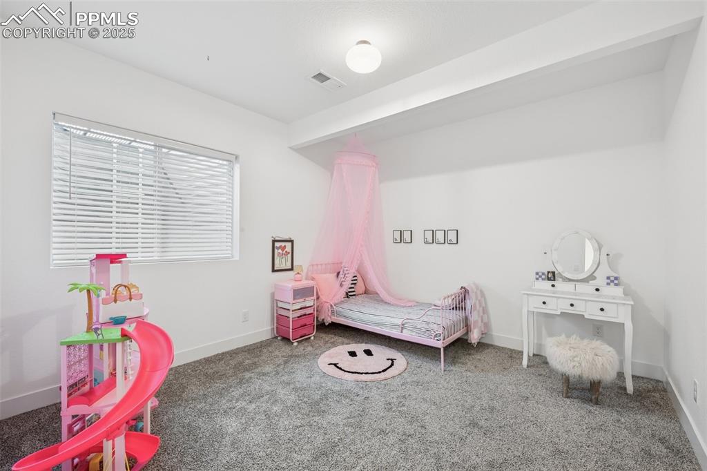 Image 34 of 44: Bedroom