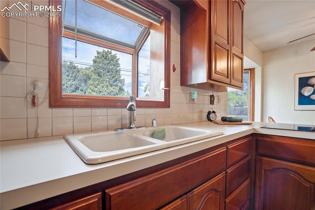 Image 16 of 50: Kitchen