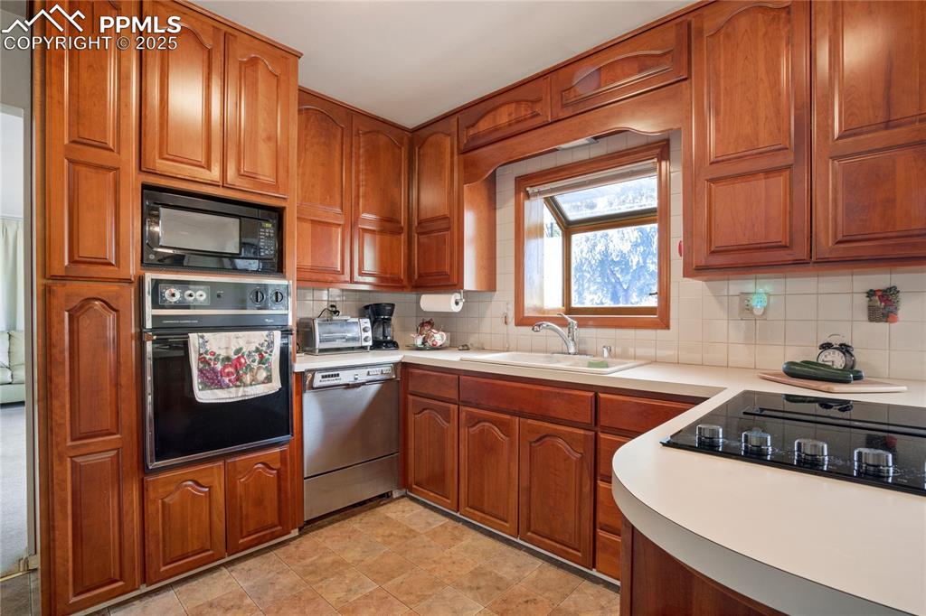 Image 17 of 50: Kitchen