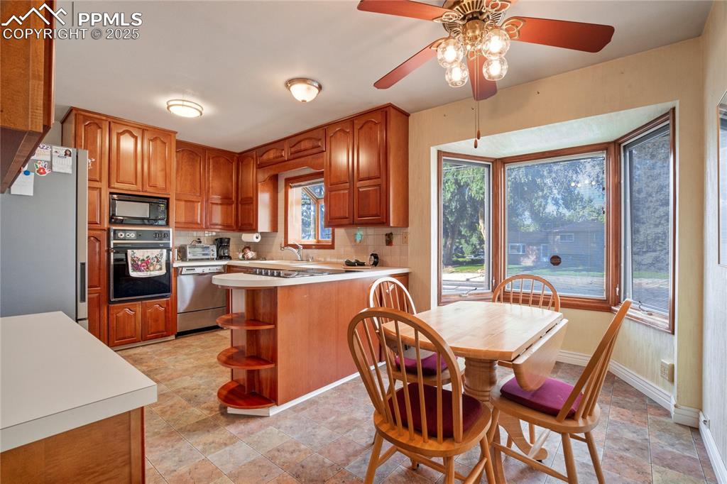 Image 18 of 50: Kitchen