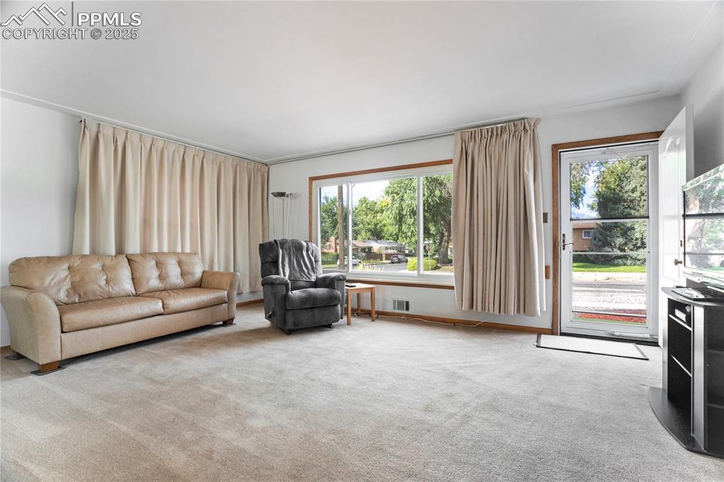Image 8 of 50: Living Room