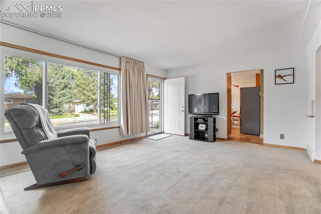 Image 9 of 50: Sitting Room