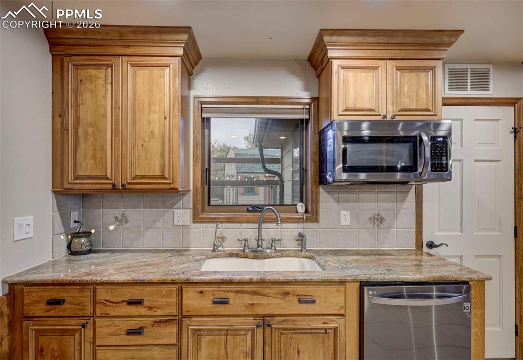 Image 11 of 50: Kitchen