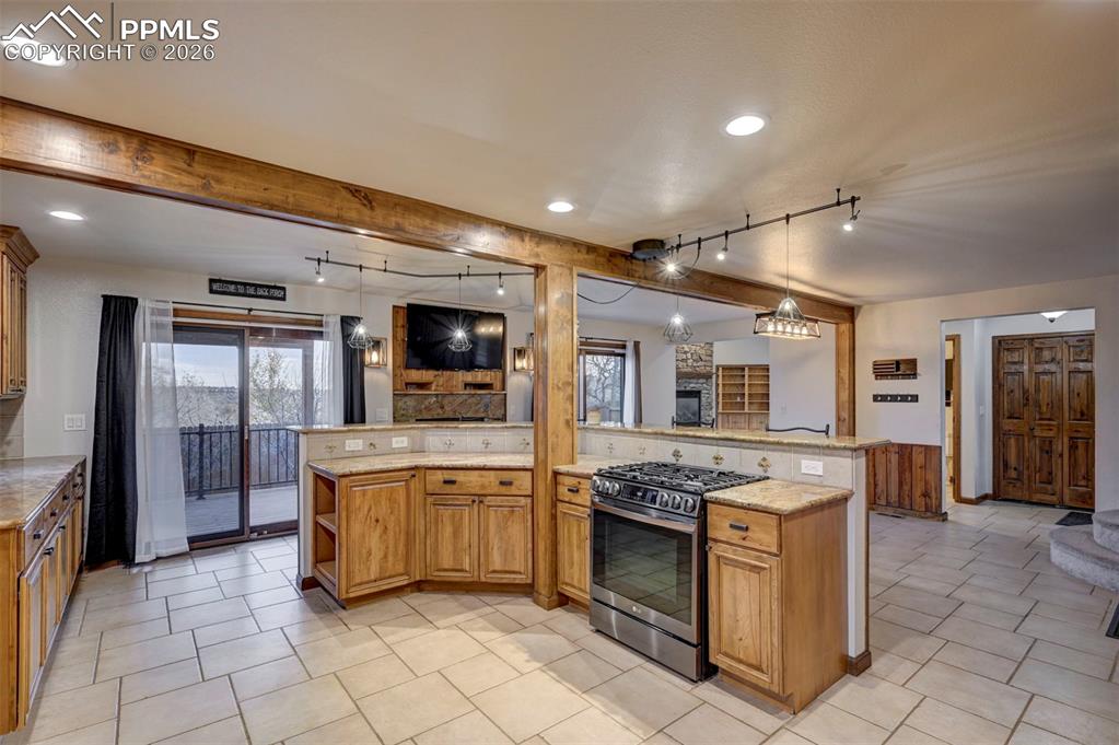 Image 13 of 50: Kitchen