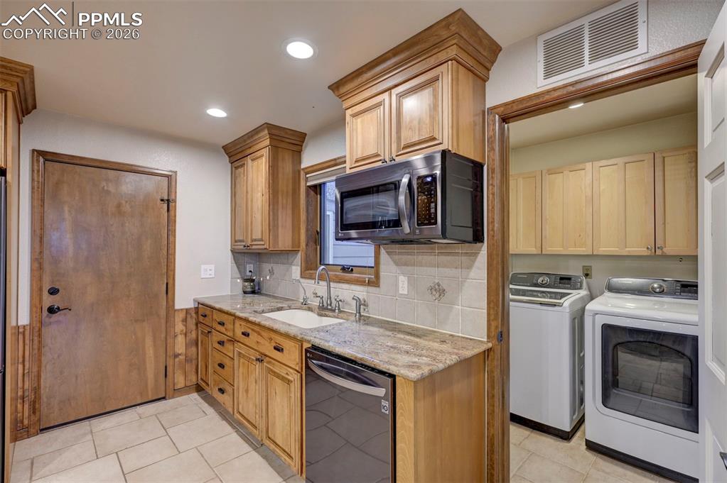 Image 14 of 50: Kitchen