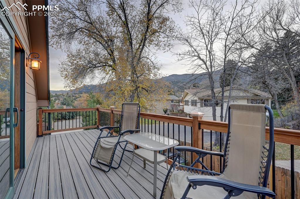 Image 40 of 50: Deck