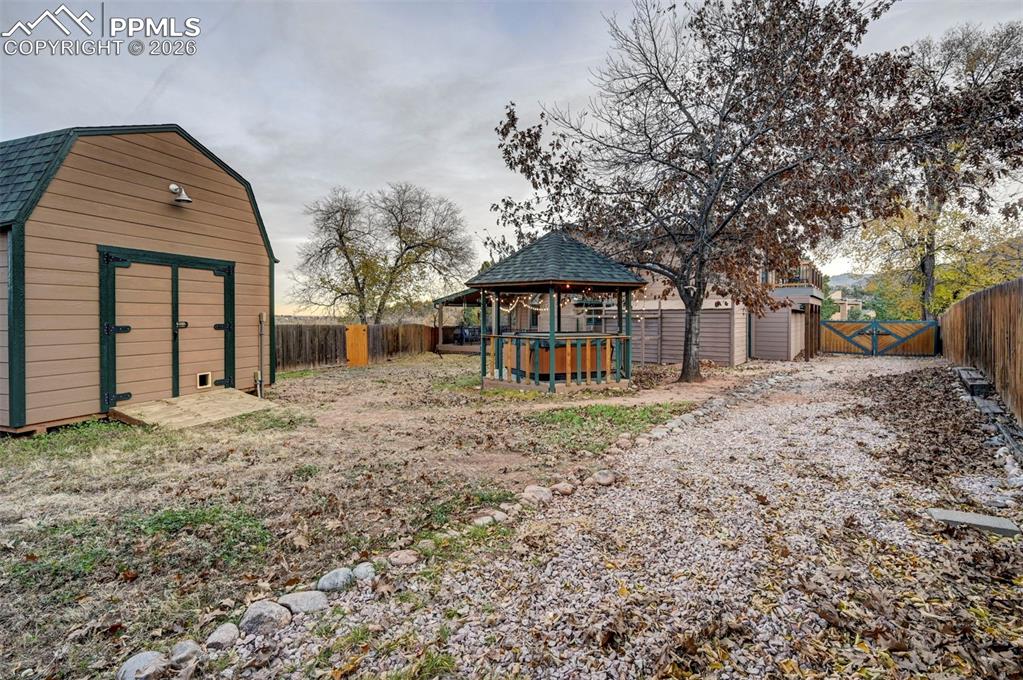 Image 49 of 50: Yard