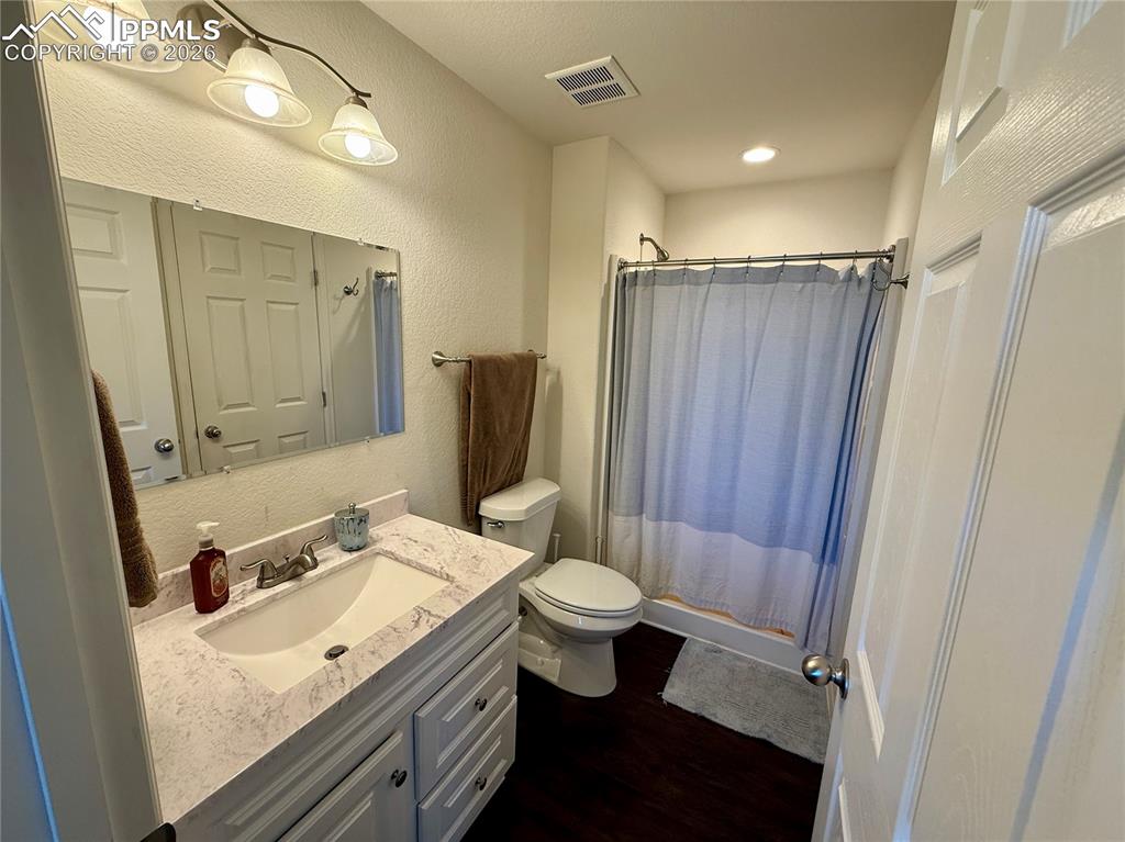 Image 18 of 50: Large Shower