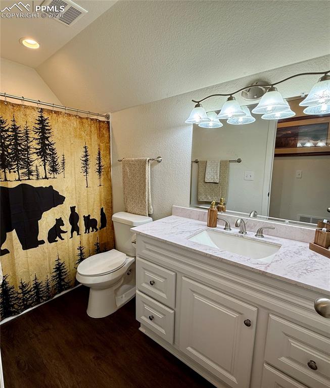 Image 25 of 50: Tub/shower combo