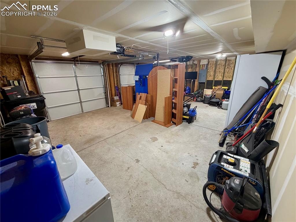 Image 36 of 50: Garage