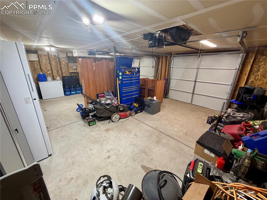 Image 37 of 50: Garage