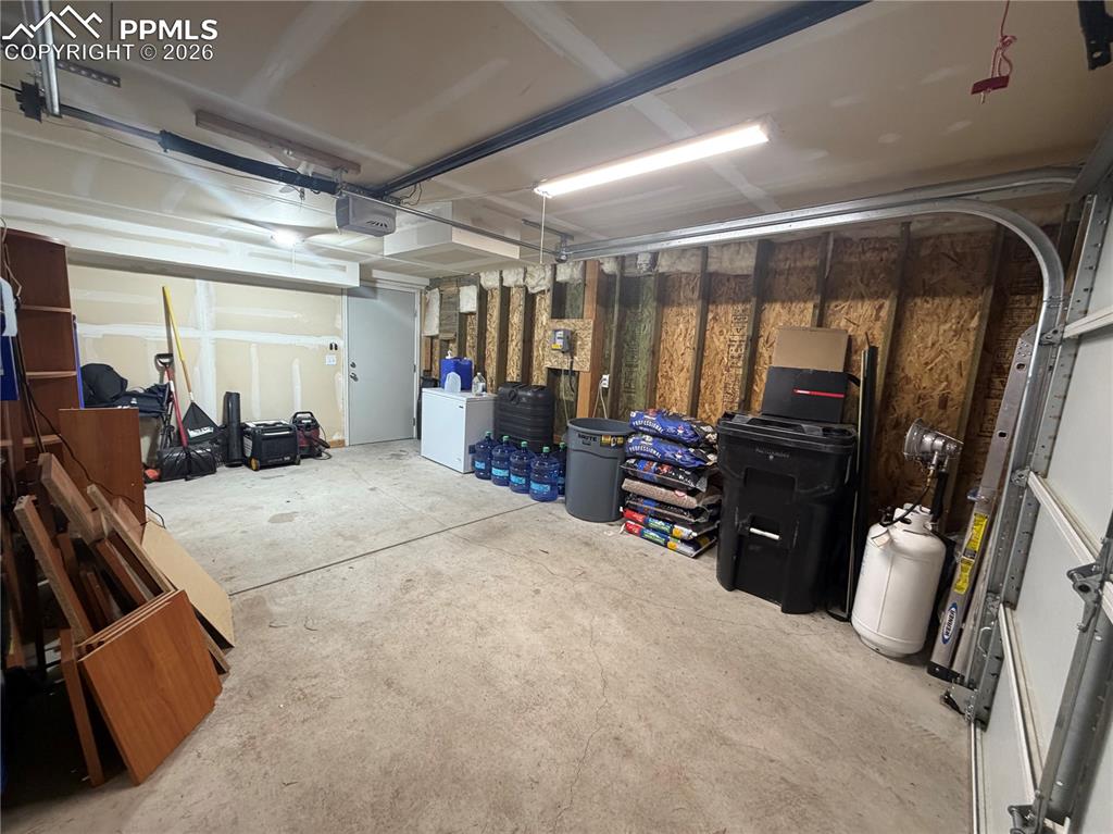 Image 38 of 50: Garage