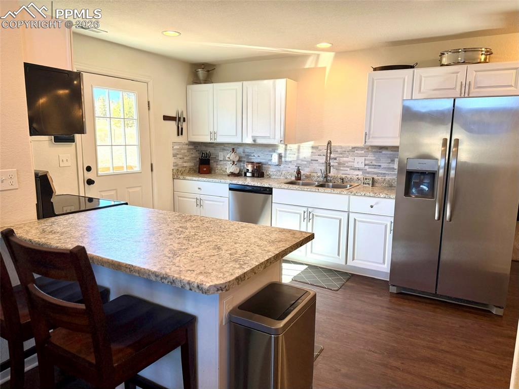 Image 8 of 50: Kitchen peninsula for extra work space and storage