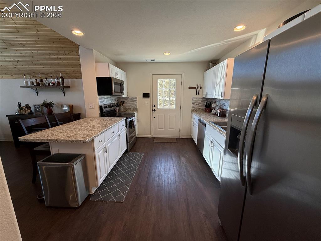 Image 9 of 50: Kitchen