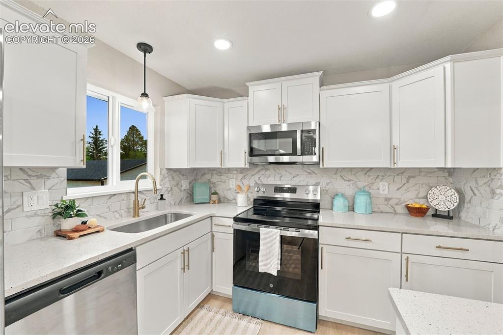 Image 19 of 48: Kitchen