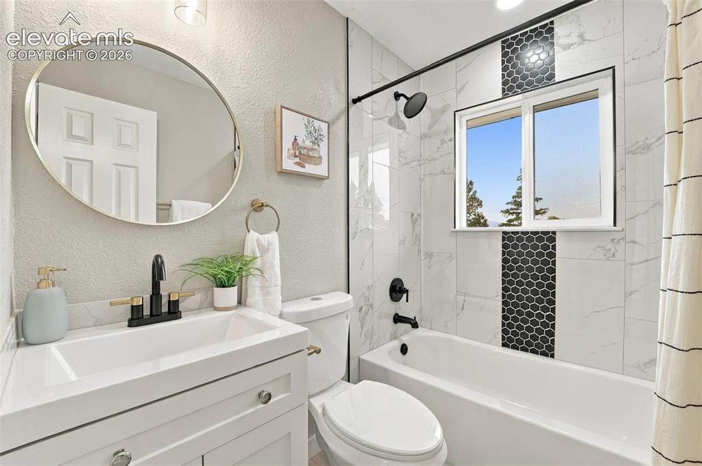 Image 29 of 48: Bathroom