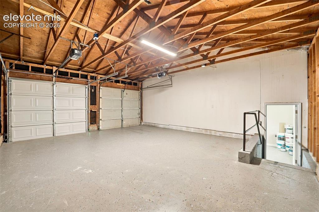 Image 39 of 48: Garage