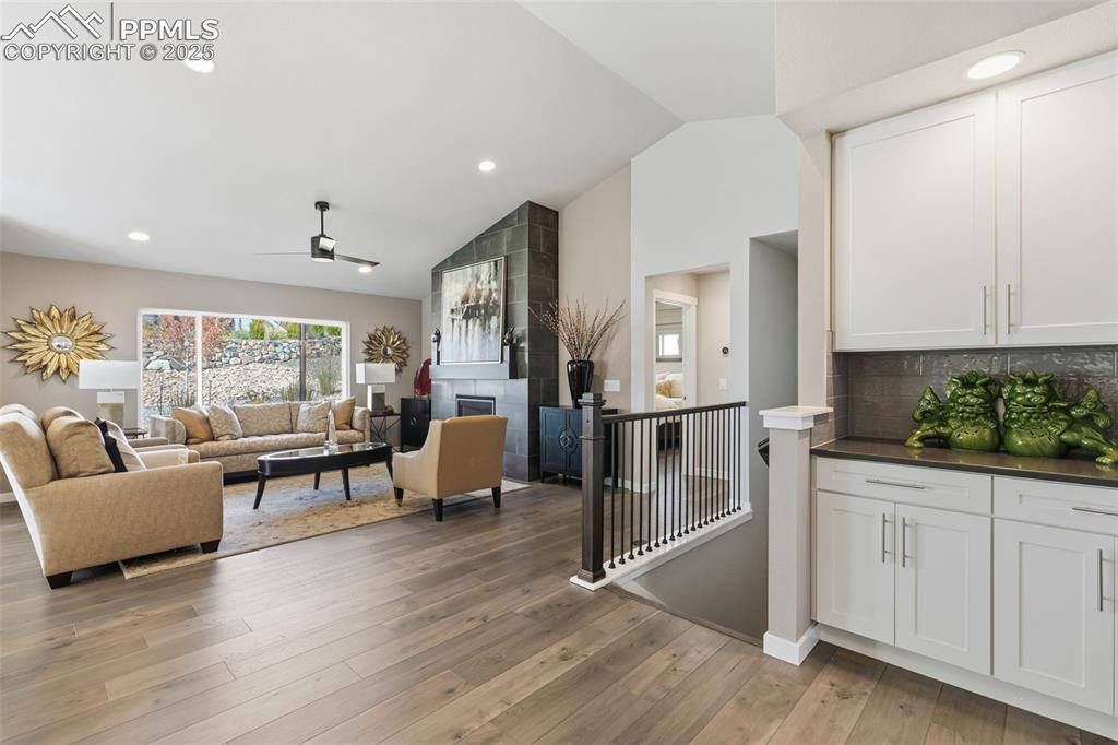 Image 14 of 49: Open and bright living room